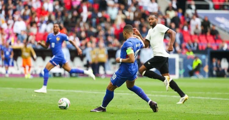 Boostés par Mbappé, les Bleus rassurent (un peu)