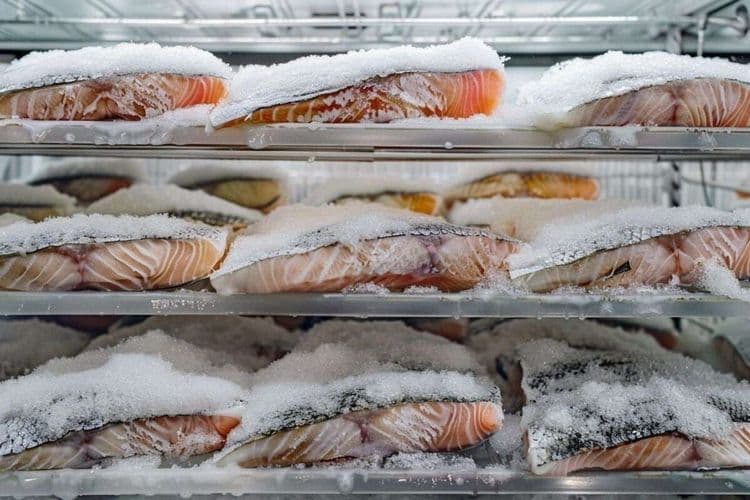 De simples feuilles d’aluminium pour éviter le givre dans votre congélateur