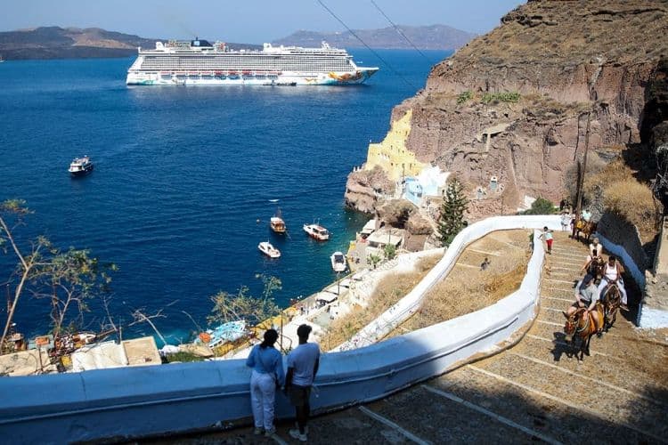 Grèce: taxe de 20 euros pour les passagers de bateaux de croisière à Mykonos et Santorin