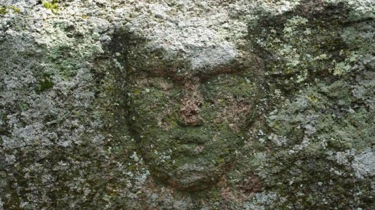Découverte surprenante au Kazakhstan : un visage humain de l’Âge du Bronze immortalisé dans la pierre