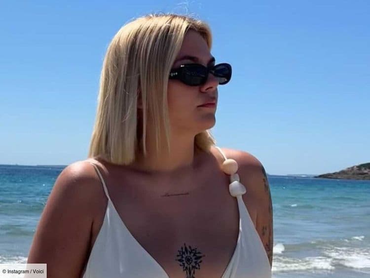 En vacances à Ibiza, Louane mise sur la tendance que vous verrez sur tous les maillots et robes cet été