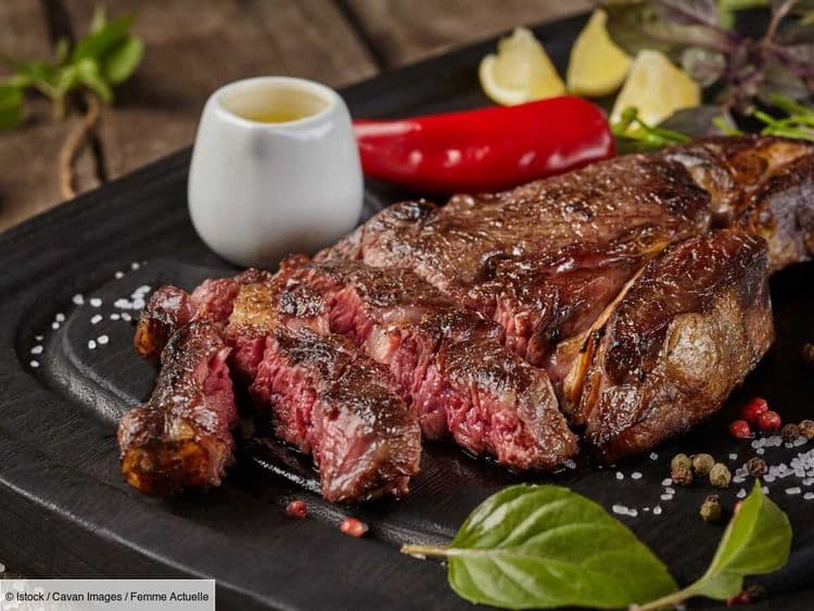 Voici comment créer une belle croûte sur sa côte de bœuf à la cuisson