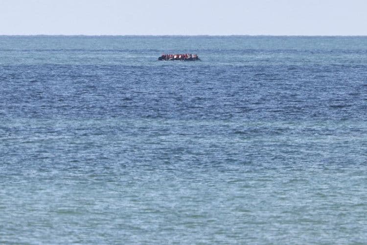 Un migrant décède, 61 personnes secourues lors d'un naufrage dans la Manche