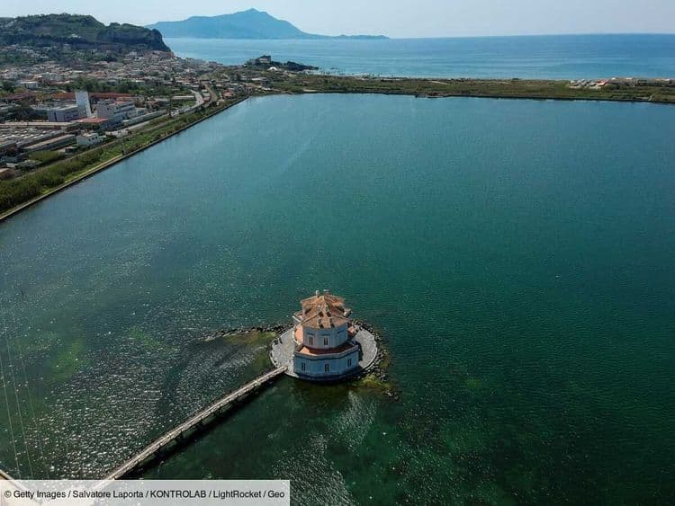 Un soulèvement volcanique révèle les ruines d'une villa antique submergée depuis des siècles en Italie