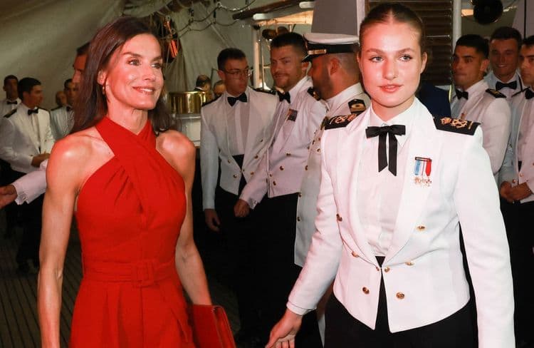 Letizia d’Espagne fait sensation en combinaison rouge Mango