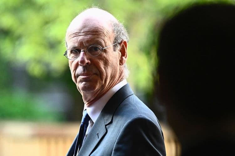 Déport d'Eric Lombard: un casse-tête inédit pour le gouvernement