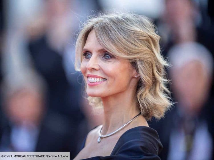 Sylvie Tellier a "piqué la cravate" de son mari et on adore son look - voici 5 modèles chic pour s'inspirer