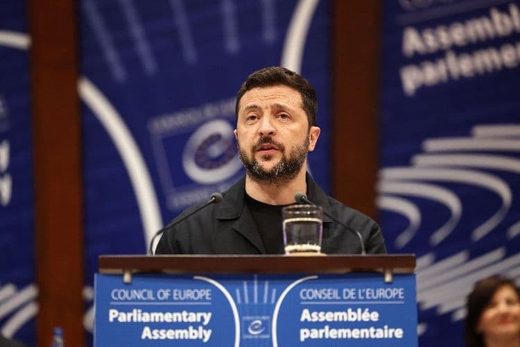 Zelensky signe un accord pour un tribunal spécial pour l'Ukraine, espère voir Poutine jugé
