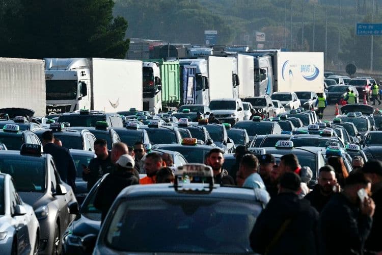 Transport de malades: les taxis appelés à manifester lundi en France