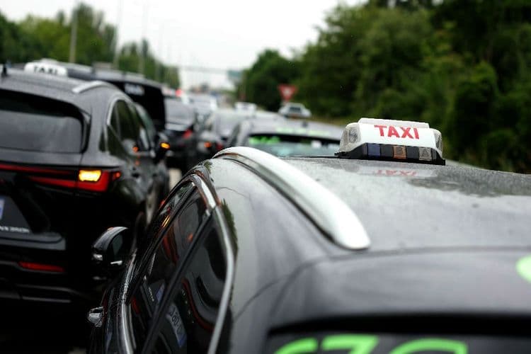 La mobilisation des taxis prolongée jusqu'à samedi à Paris et à Pau