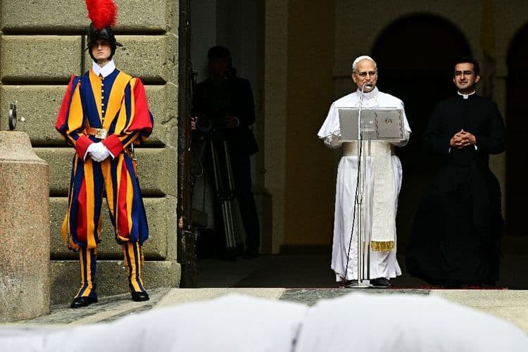 Ambiance festive à Castel Gandolfo pour le premier Angélus du pape Léon XIV