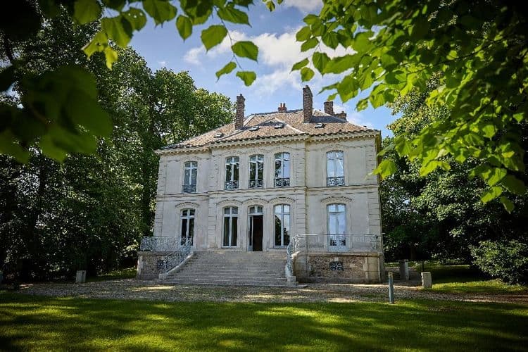 La "villa en dehors de Paris" de Karl Lagerfeld vendue aux enchères notariales
