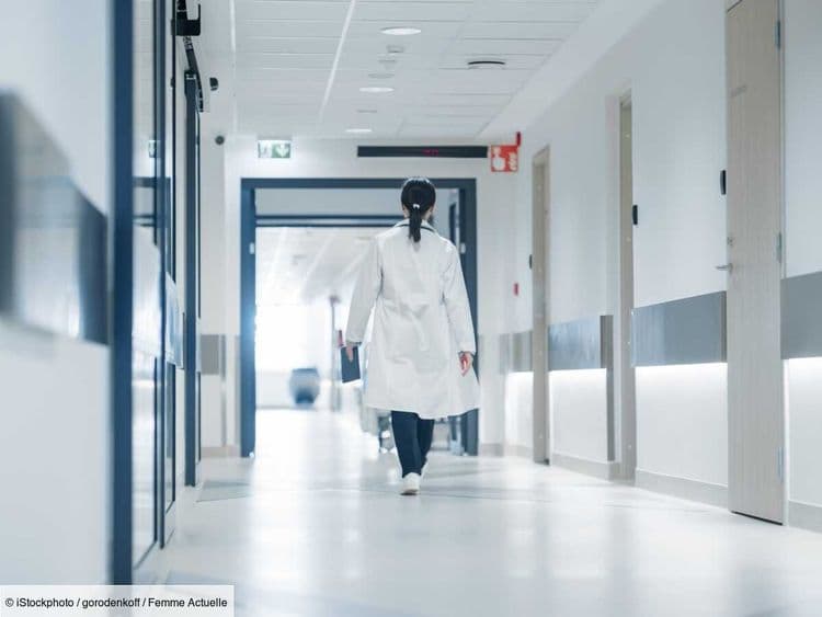 Ivre, une aide-soignante danse et laisse une personne âgée ramper dans le couloir de l'Ehpad