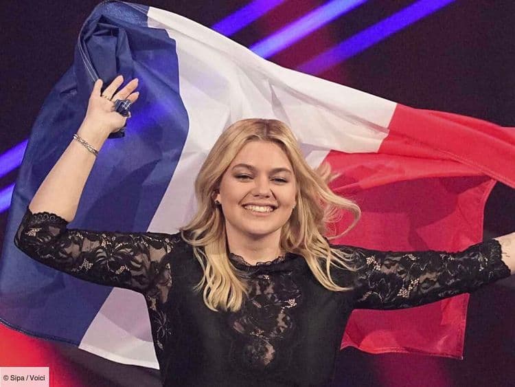“Je ne peux pas mentir” : Louane “trop déçue” par sa 7e place à l’Eurovision, elle explique sa réaction après les résultats et révèle ce que lui a dit sa fille Esmée