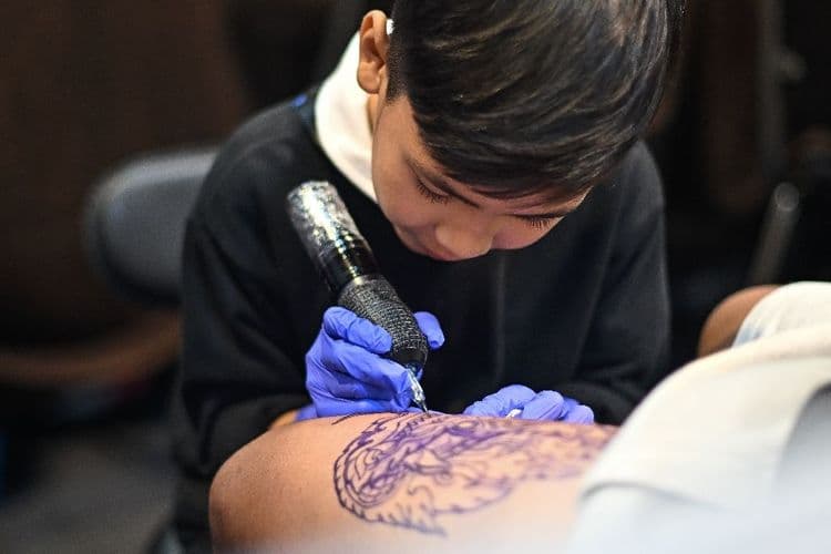 A neuf ans, un tatoueur thaï imprime sa marque à Bangkok
