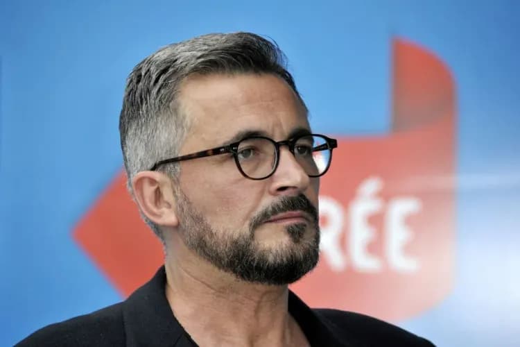 "Différent des autres garçons" : Olivier Minne, 58 ans, sans tabou sur sa vie intime et sentimentale