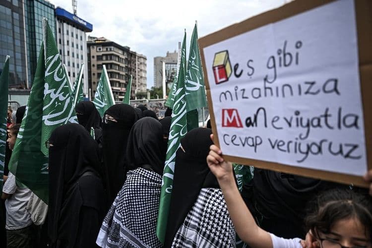 Caricature en Turquie: les quatre membres du magazine en détention