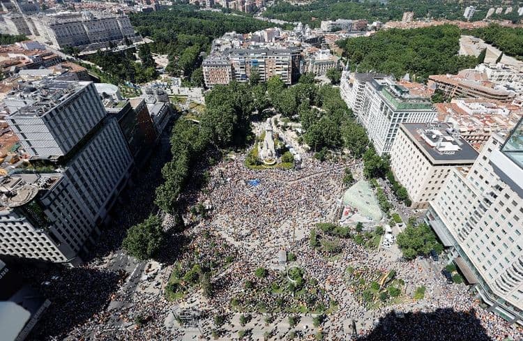 Espagne: grande manifestation contre Pedro Sanchez accusé de corruption