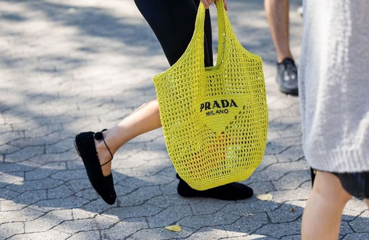 Les ballerines se réinventent pour l’été : place au crochet et aux couleurs vives