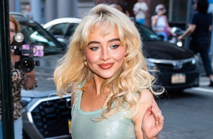 Et soudain, Sabrina Carpenter est métamorphosée grâce à une simple barrette