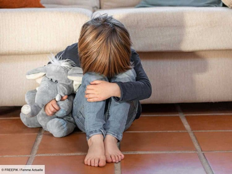 Des parents découvrent la violence d’une assistante maternelle envers leur fils grâce à un micro