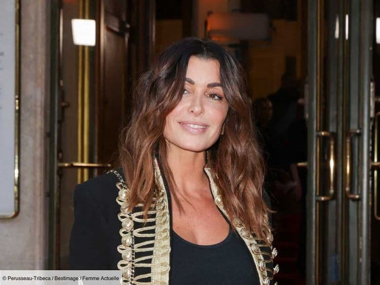 En veste en cuir, chemisier jaune moutarde et jean flare, Jenifer fait un retour en grande pompe au château de la Star Academy