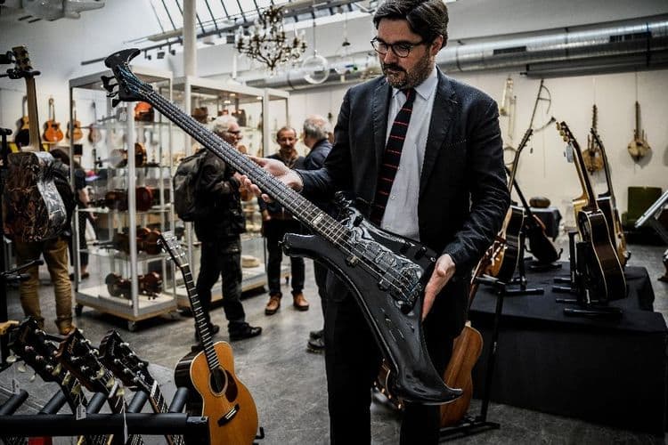 Une guitare du bassiste des Who mise aux enchères en France