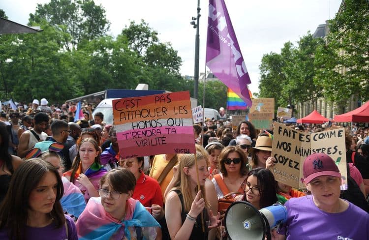 Marche des fiertés à Paris : des milliers de personnes réunies ce samedi dans la capitale