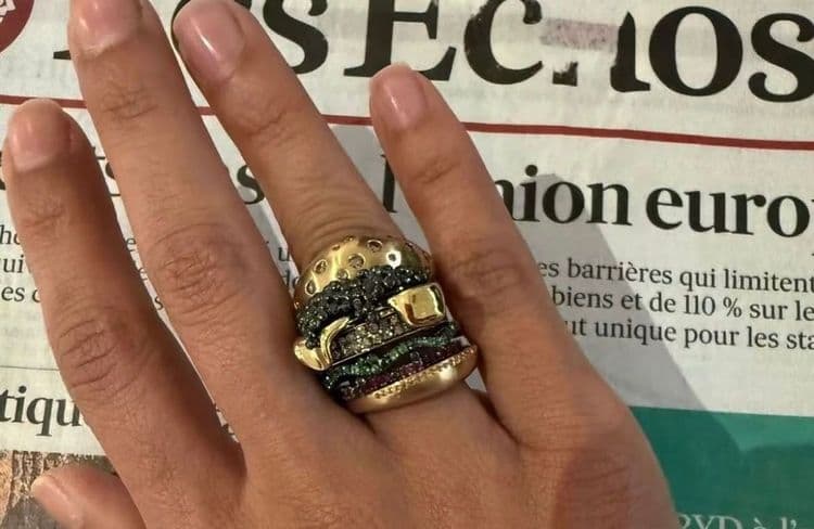 Olive en rubis, sushis et fortune cookie en or : Qu’est-ce que la Jewelry Diet, la tendance bijoux ludique qui fait vibrer l’été ?
