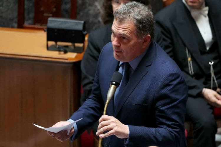 Le ministre des Transports exclut de céder face aux contrôleurs aériens en grève
