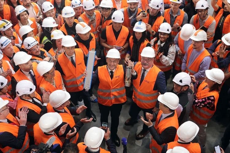 "Merci et bravo" : Macron défend son bilan industriel et écologique à Douai