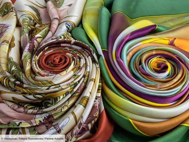 L'astuce pour égayer une chemise en superposant un foulard avec style