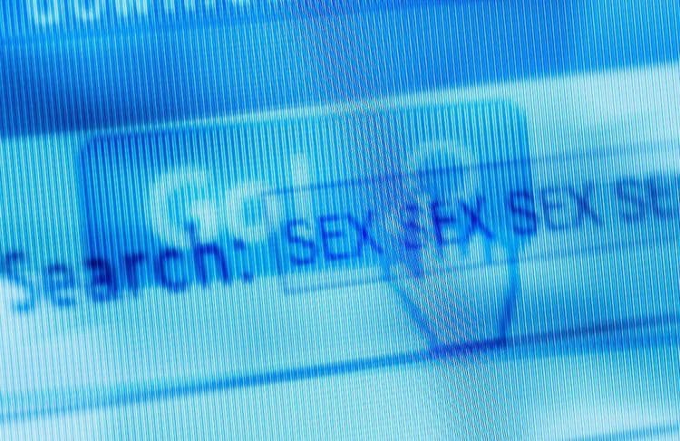 Porno, réseaux sociaux : quelle génération a le plus recours à la tech pour booster sa vie intime ?