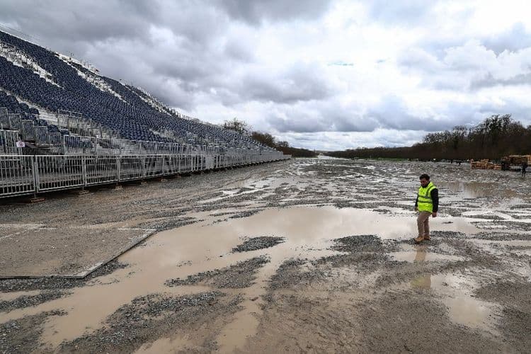 Au château de Versailles, de l'or, de la terre et des tractopelles pour accueillir les JO d'équitation