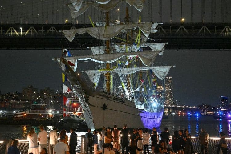 Deux morts dans le choc d'un voilier mexicain contre le pont de Brooklyn à New York