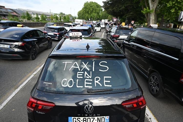 Transport sanitaire, VTC: des milliers de taxis manifestent en France