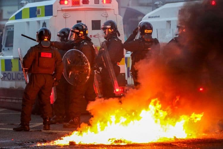 Deuxième soirée de violences en Irlande du Nord après une tentative de viol