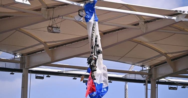 Frayeur à Toulouse, un parachutiste bloqué sur le toit du stade