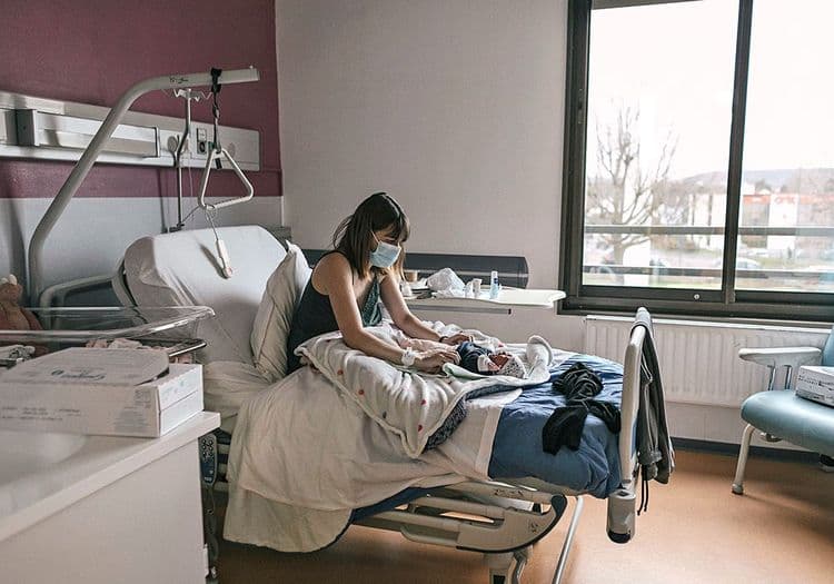 Reportage : les maternités confinées