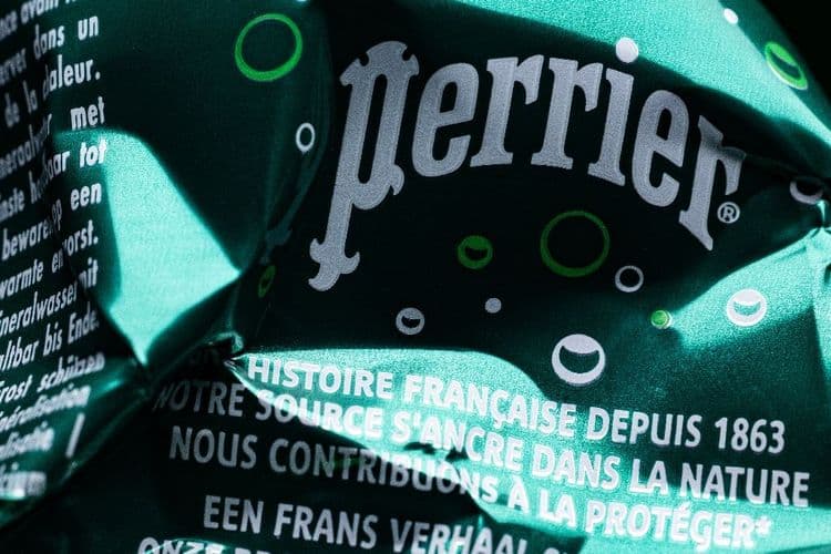 Eaux minérales Nestlé: l'UFC-Que Choisir accuse les pouvoirs publics d'"immobilisme", engage des actions en justice