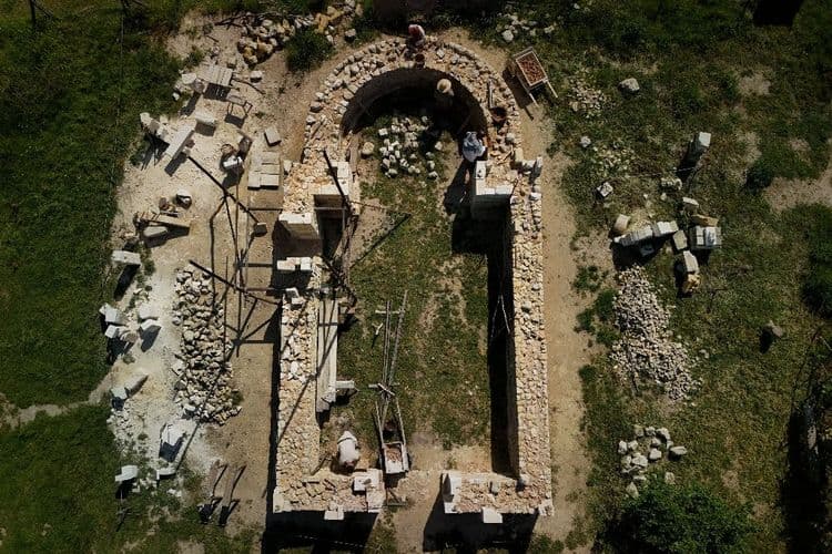 Près de Bordeaux, ils construisent une "cathédrale" gothique avec les techniques médiévales