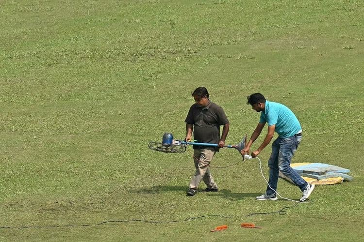 Des ventilateurs pour tenter de sauver un match de cricket