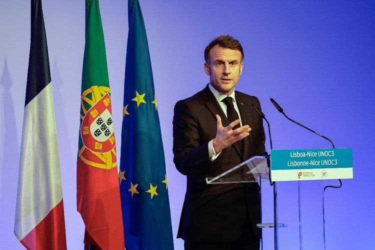 Depuis le Portugal, Macron exhorte l'Europe à refuser la "vassalisation"