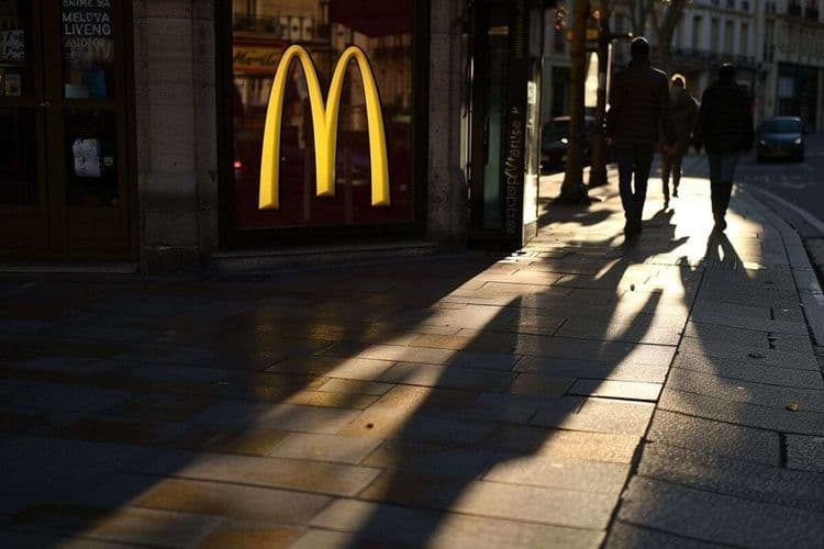McDonald’s : une enseigne internationale à la sauce française, mais reste-t-elle vraiment américaine ?