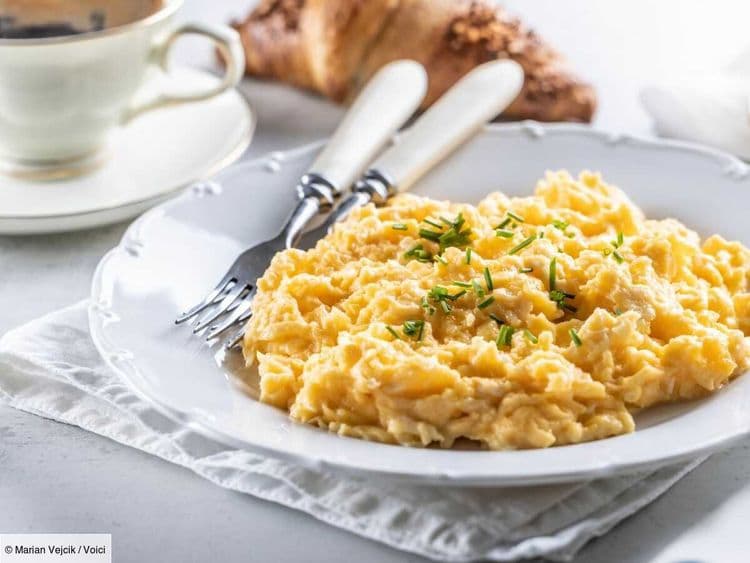 Oeufs brouillés à la grecque : la recette protéinée et rassasiante idéale pour le petit-déjeuner