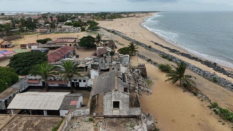 Au Ghana, le changement climatique met en péril villages et vestiges de l’esclavage