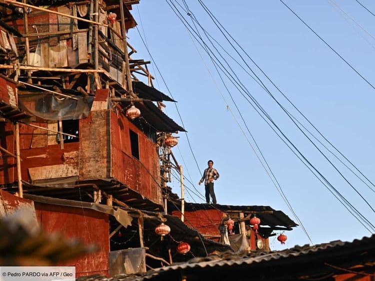 En Chine, il construit une tour de bric et de broc de dix étages, comme dans "Le Château ambulant"