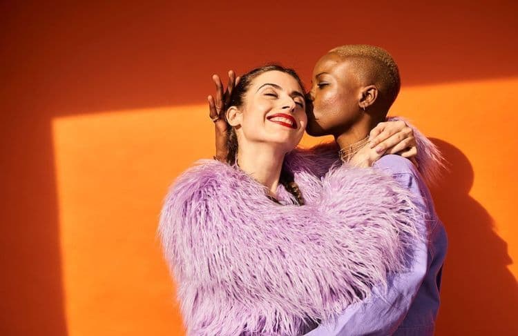 Mariage : les personnes LGBTQIA+ rejettent davantage le modèle traditionnel de l’engagement amoureux