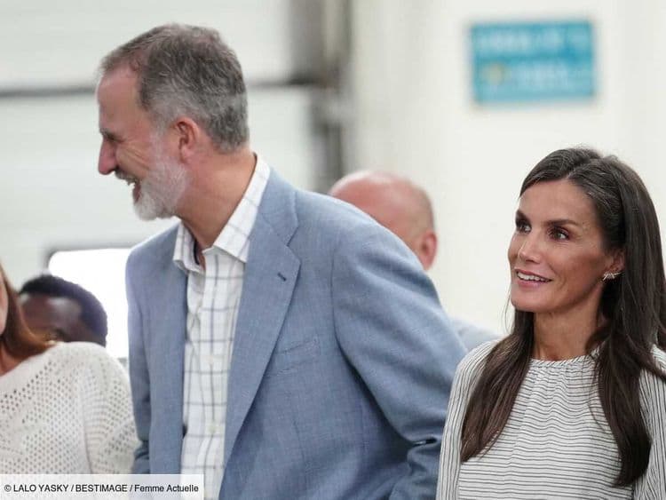 En visite en Galice, Letizia d’Espagne soutient la mode locale dans une tenue décontractée
