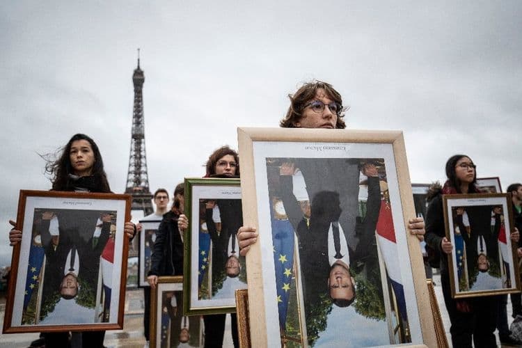 "Inaction" climatique: les décrocheurs de portraits de Macron à la CEDH